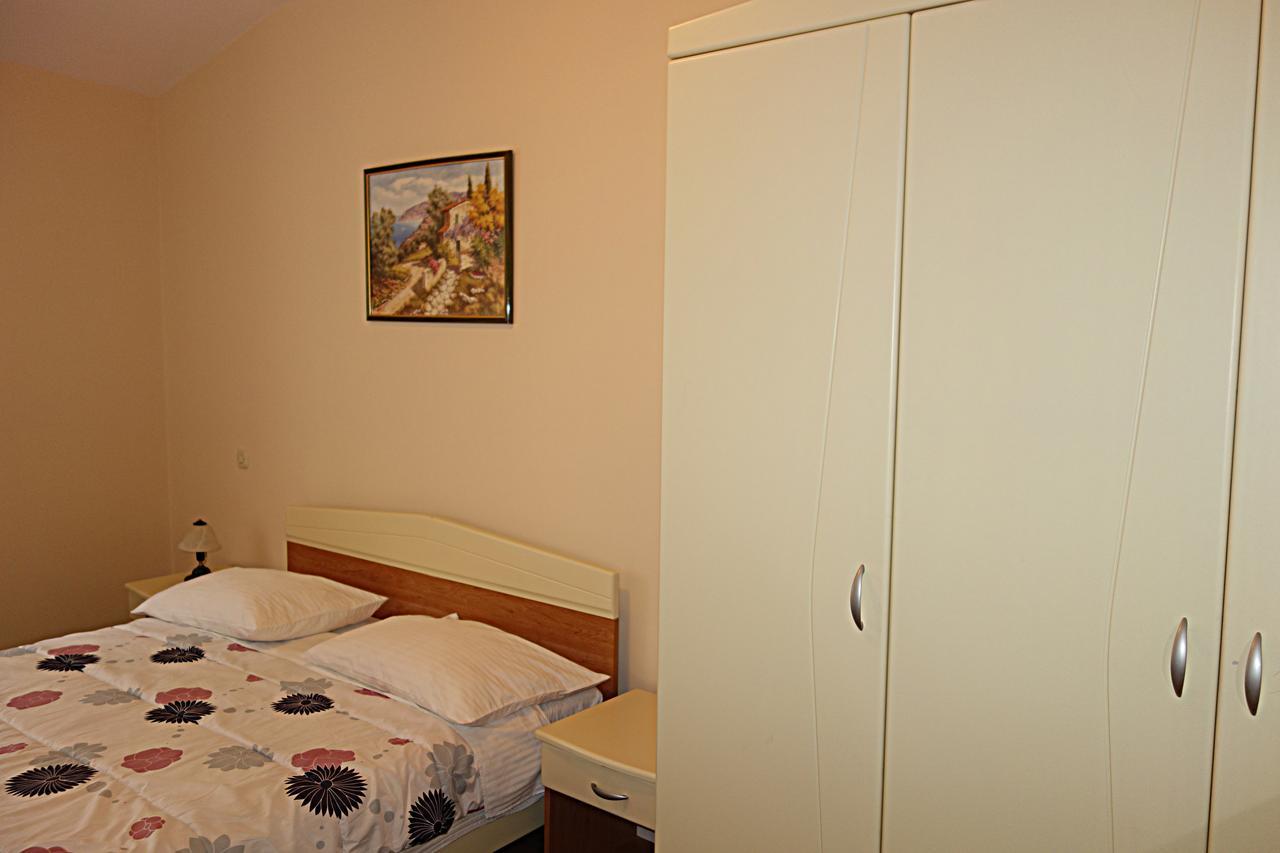 Hotel Park Drnis Bagian luar foto