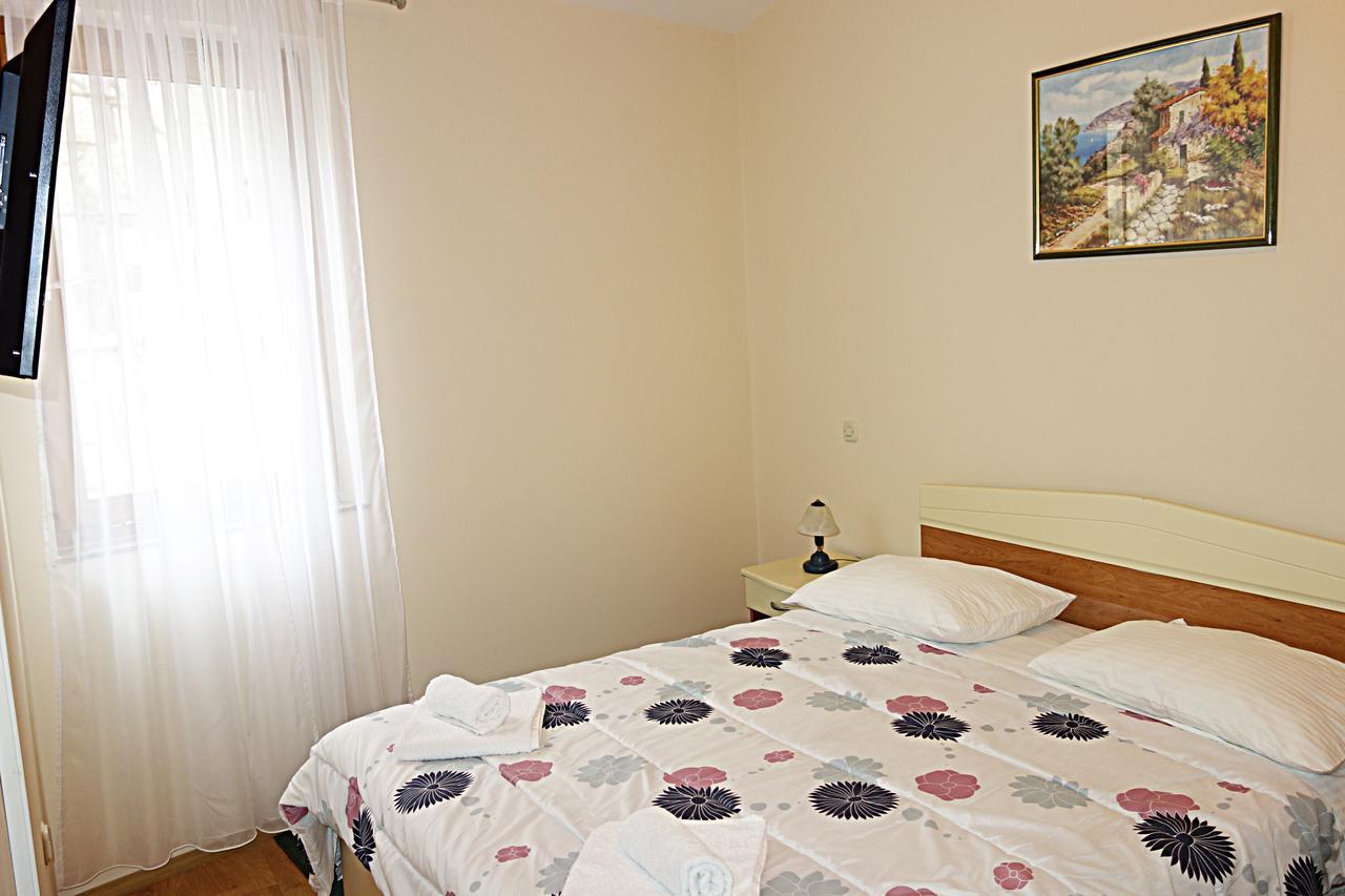 Hotel Park Drnis Bagian luar foto