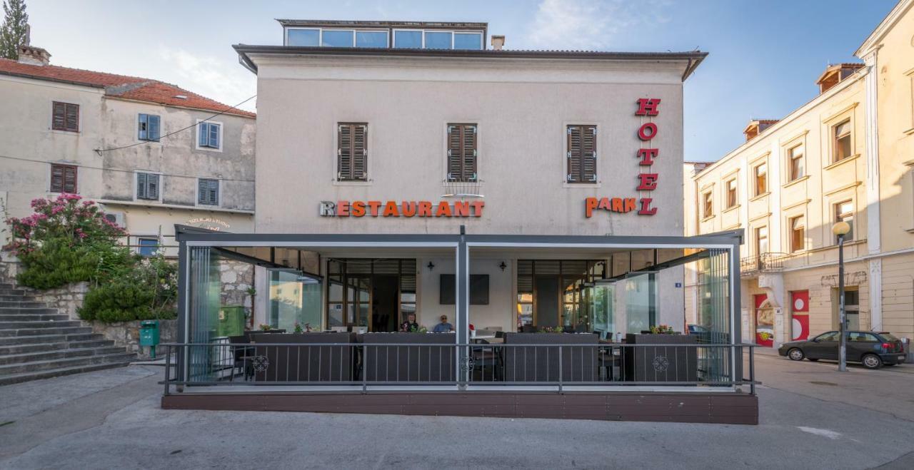 Hotel Park Drnis Bagian luar foto